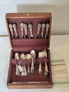 lot 118 image: Vintage Rogers Silver Plate Heritage Flatware Service for 8