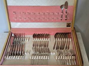 lot 117 image: Vintage Rogers Silver Plate Flatware Service for 8