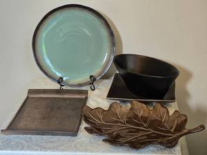 lot 108 image: Premium Ceramic Centerpiece and Service Accessory Collection - (5)
