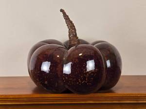 lot 104 image: Festive Autumn Studio Art  Glass Pumpkin Sculpture
