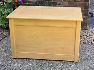 lot 69 image: Adorable Blonde Wood Toy Chest