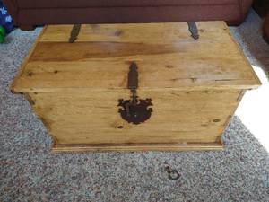 lot 9 image: Locking Rustic Coffee Table Chest