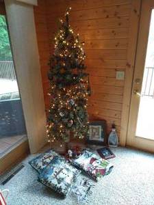 lot 24A image: Christmas Tree & Christmas Decor
