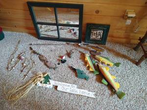 lot 28 image: Fishing Decor Lot
