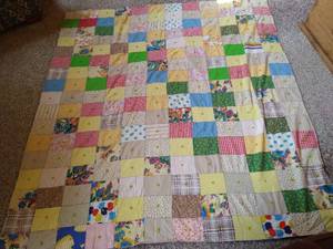 lot 29 image: Vintage Homemade & Hand-Tied Quilt