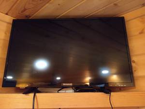 lot 51 image: 32 Westinghouse Flat Screen TV