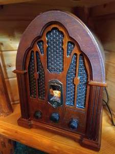 lot 72 image: Vintage Style GE Radio