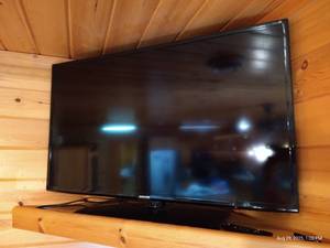 lot 97 image: 40 Samsung Flat Screen TV