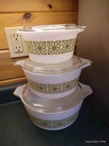 lot 102 image: (3) Pyrex Bowls With Lids