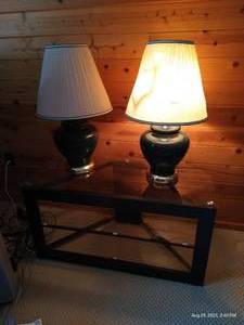 lot 128 image: Metal & Glass TV Stand & (2) Matching Lamps