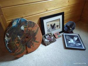 lot 152 image: Eagle Themed Pictures & Decor