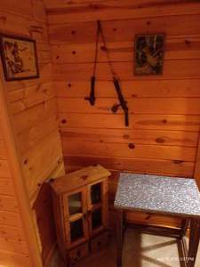 lot 195 image: Western Themed Decor - Rustic Cabinet, Art, Traps, Etc