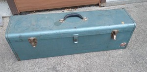 lot 252 image: Long Metal Toolbox & Contents