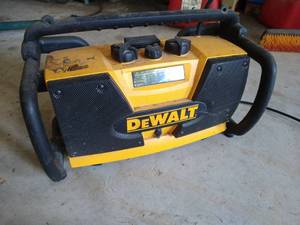 lot 260 image: DeWalt Jobsite Radio - 18VCorded