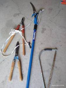 lot 277 image: Garden Tools Lot - Extension Limb Saw, Clippers & Saw