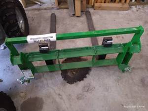 lot 292 image: Frontier (John Deere) Pallet Fork Attachment for 1025R Tractor