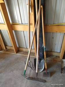 lot 295 image: (5) Garden Tools - Pitch Fork, Rakes, Etc