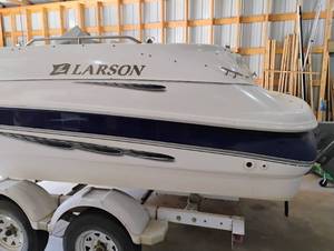 lot 36A image: 2000 Larson Escape 213 21 Deck Boat