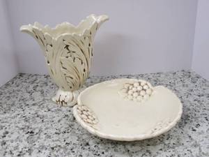 lot 16 image: Vintage Red Wing Magnolia Vase and ...