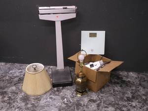 lot 18 image: Scale, Vintage Scale, Brss lamp, he...
