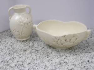 lot 19 image: Vintage Red Wing Magonlia Vase and ...