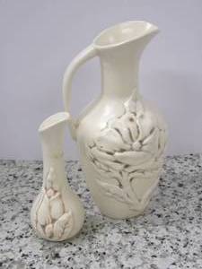 lot 9 image: Vintage Red Wing Magnolia Vases...