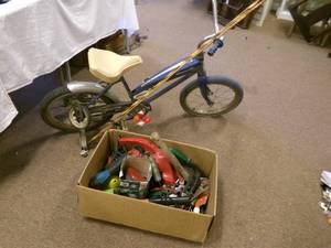 lot 35 image: Vintage RoadMaster Bike with vintag...