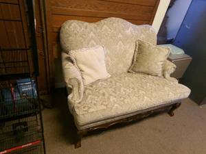 lot 46 image: A beauiful Velvety Settee...