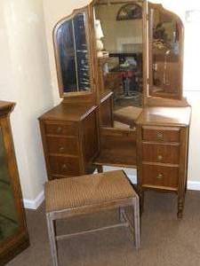 lot 54 image: Antique Vanity w bench...