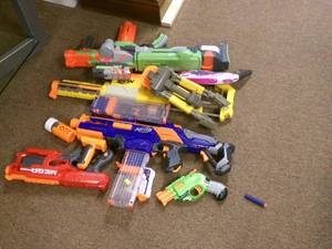 lot 73 image: A lot of full of Nerf guns...