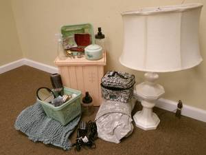 lot 89 image: Sweet shabby Lamp, queen size sheet...
