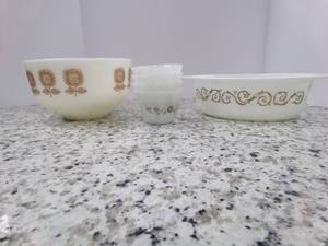 lot 101 image: VIntage Pyrex Milk Glass...