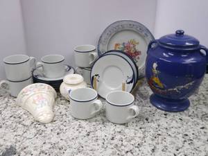 lot 141 image: Vintage Blue Cookie Jar, Beautful H...