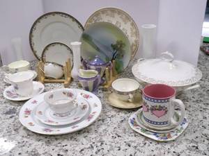 lot 142 image: Misc ceramic pottery with Hand Pain...