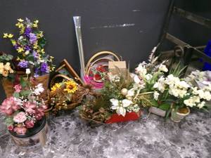 lot 155 image: A lot full of Floral from floral sh...