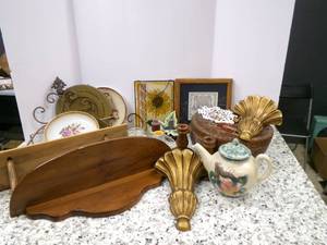 lot 160 image: Vintage Home Decor...