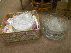 lot 187 image: Vintage Box of linens and crstal pl...