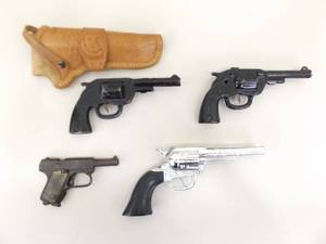 lot 3 image: Lot of 1940s Cap Guns