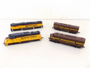 lot 9 image: Lot of 4 HO Gauge Powered Locomotive Pairs 