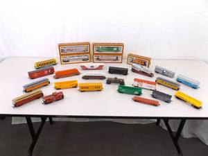 lot 12 image: Lot of Misc. Tyco etc. Loose HO Train Cars, Some wOriginal Boxes