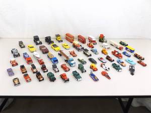 lot 37 image: Lot of AS NEW etc. Modern Loose 143 and 164 Die Cast Vehicles