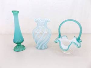 lot 85 image: 3 Vintage Fenton Vases and Basket