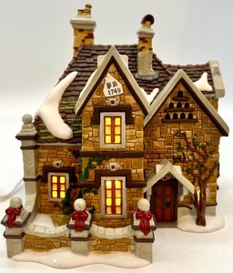 lot 66 image: Department 56 Dickens Village Tattyeave Knoll Illuminated House