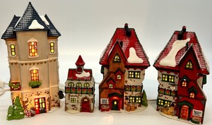 lot 115 image: Heritage Village Collection North Pole Series Porcelain Buildings Set
