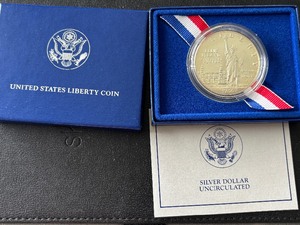 lot 19 image: 1986-P Statue of Liberty Silver Dollar