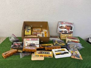lot 10 image: HO Scale Train Set