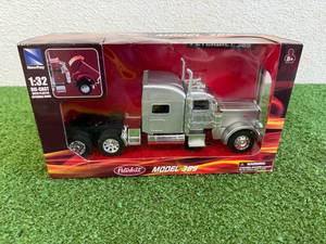 lot 80 image: Peterbilt Model 389 132 Scale