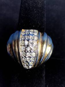 lot 19 image: 18 KT GE and Crystals Ring - Size 6.75
