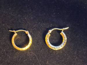 lot 22 image: 14K Yellow Gold Diamond-Cut 16mm Round Hoop Earrings