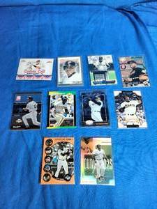 lot 60 image: 10 Barry Bonds Baseball Cards